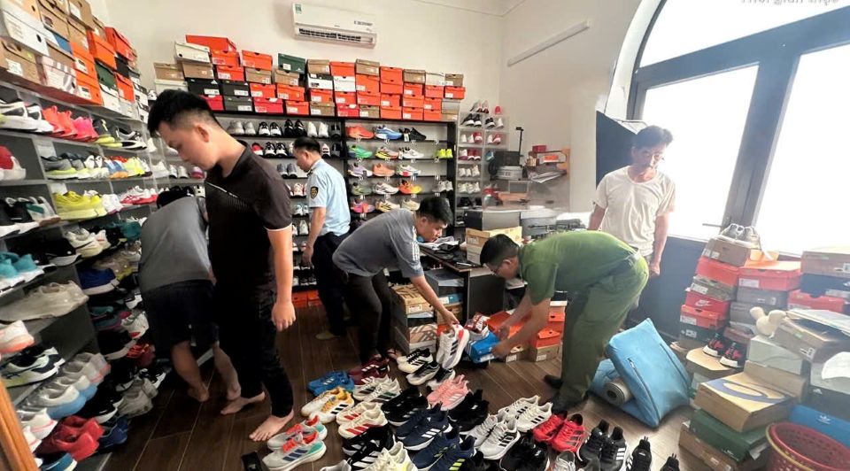 Phát hiện, xử lý hơn 400 đôi giày giả mạo các nhãn hiệu Adidas, Nike, Asics