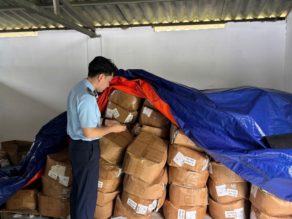 Phát hiện cơ sở sản xuất súp mì tôm giả quy mô lớn tại Hà Nội