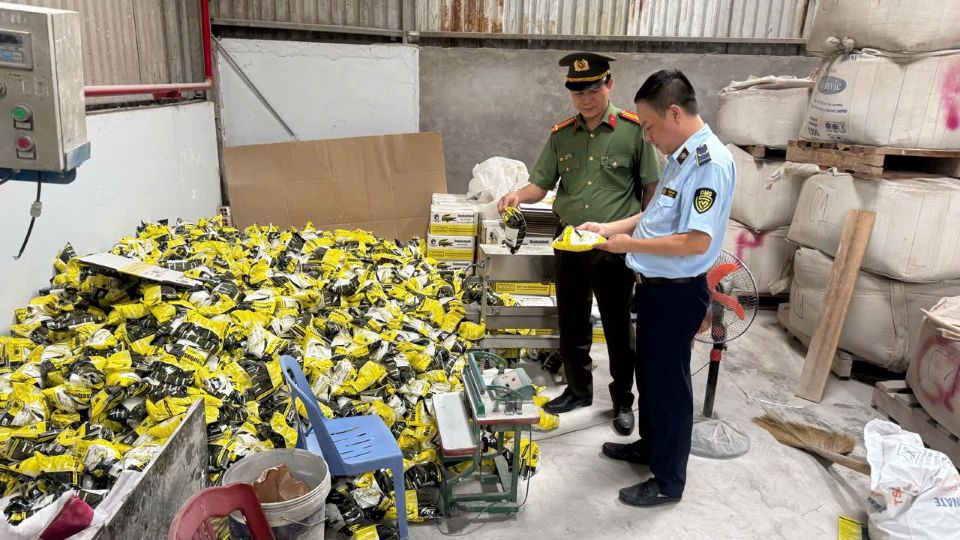 Phát hiện cơ sở sản xuất 46 tấn keo dán gạch, keo chà ron có dấu hiệu xâm phạm sở hữu công nghiệp