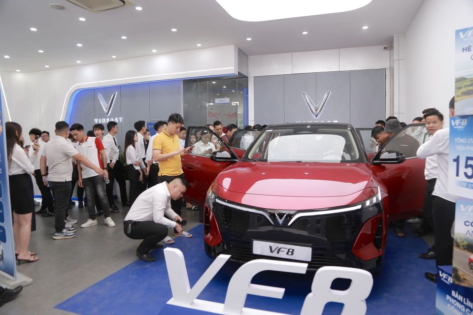 VinFast VF 8 thế hệ mới: Nâng cấp thực dụng, giá lăn bánh chưa đến 900 triệu đồng