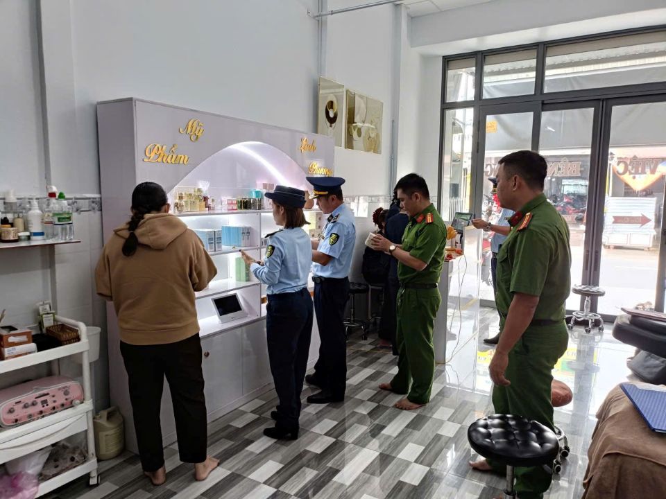 Kiểm tra đột xuất, phát hiện cơ sở kinh doanh mỹ phẩm không rõ nguồn gốc, xuất xứ tại Cà Mau