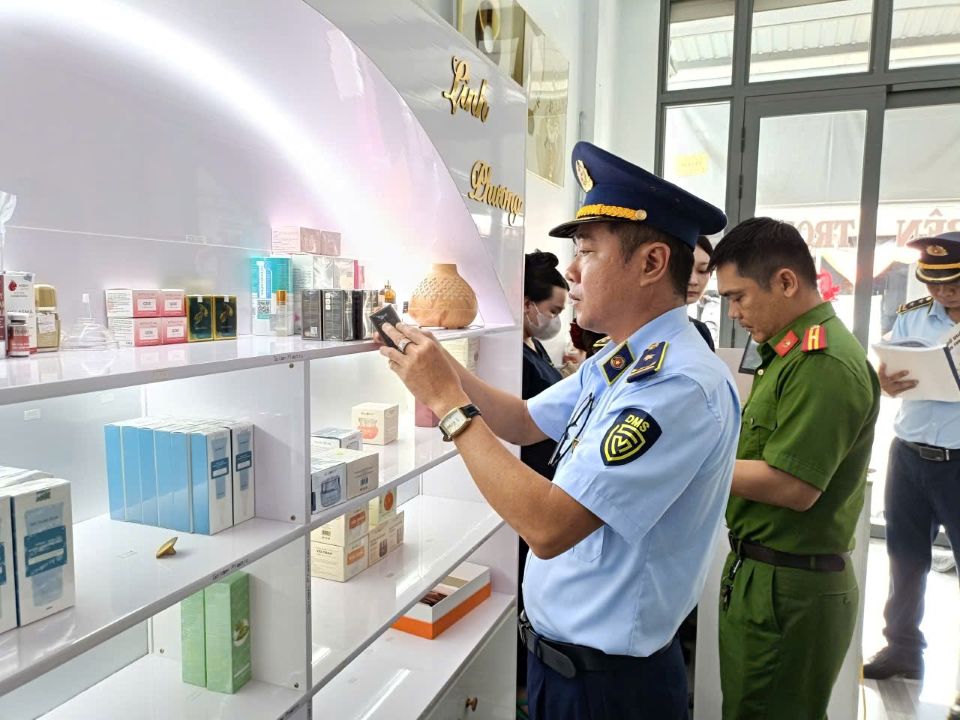 Kiểm tra đột xuất, phát hiện cơ sở kinh doanh mỹ phẩm không rõ nguồn gốc, xuất xứ tại Cà Mau