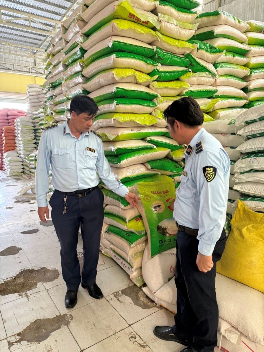 Phát hiện nhiều vi phạm trong hoạt động kinh doanh tại 01 cơ sở kinh doanh gạo tại Cà Mau