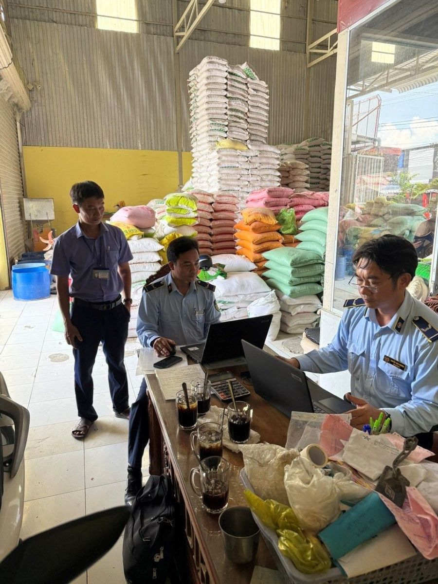 Phát hiện nhiều vi phạm trong hoạt động kinh doanh tại 01 cơ sở kinh doanh gạo tại Cà Mau