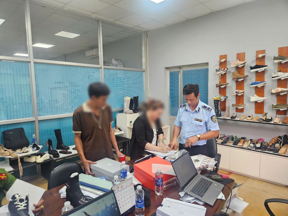 Phát hiện nhà máy sản xuất số lượng lớn giày giả mạo nhãn hiệu NIKE xuất khẩu vào Hoa Kỳ tại TP HCM
