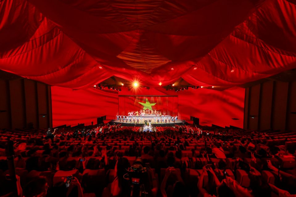 Vingroup tặng 50% giá vé show“Đất Nước Thiên Hùng Ca”-Tri ân người có công, người cao tuổi, học sinh