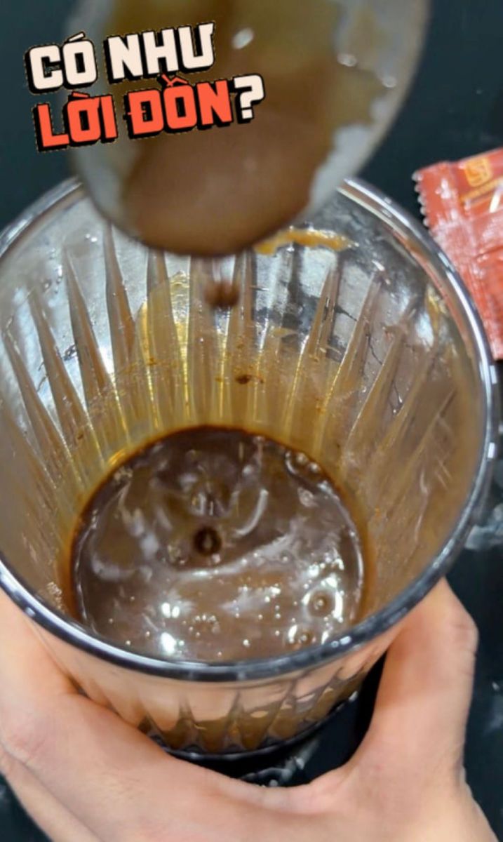 Pha 4 gói cà phê Laura của Nhật Kim Anh nhưng chả thấy linh chi hay đông trùng