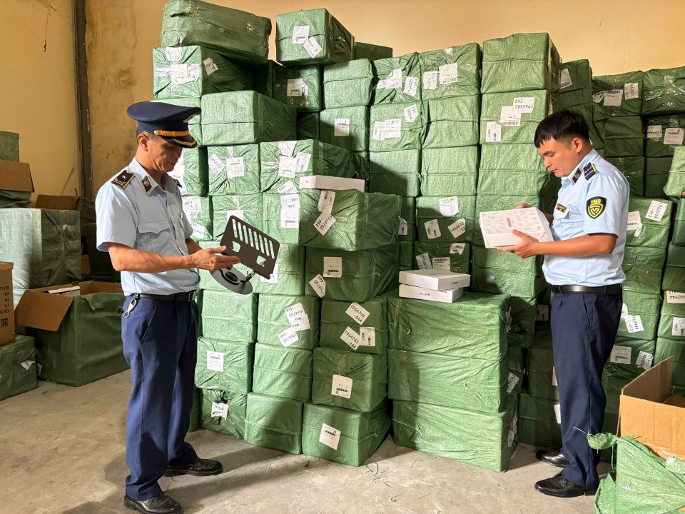 Lạng Sơn: Phát hiện hơn 1.000 sản phẩm giá đỡ kim loại là hàng hóa nhập lậu