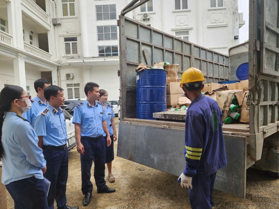 Tiêu hủy gần 1,3 tấn thuốc trừ cỏ không được phép sử dụng tại Việt Nam