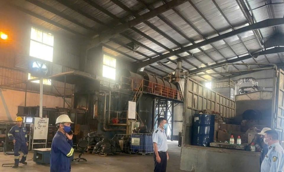 Tiêu hủy gần 1,3 tấn thuốc trừ cỏ không được phép sử dụng tại Việt Nam