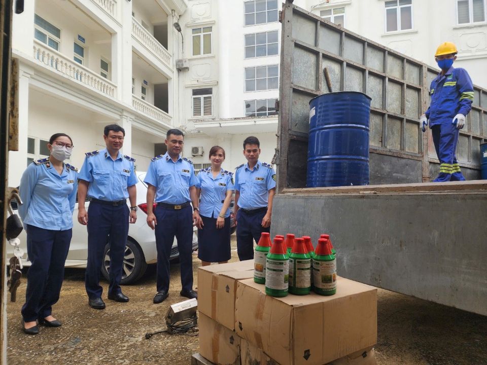 Tiêu hủy gần 1,3 tấn thuốc trừ cỏ không được phép sử dụng tại Việt Nam