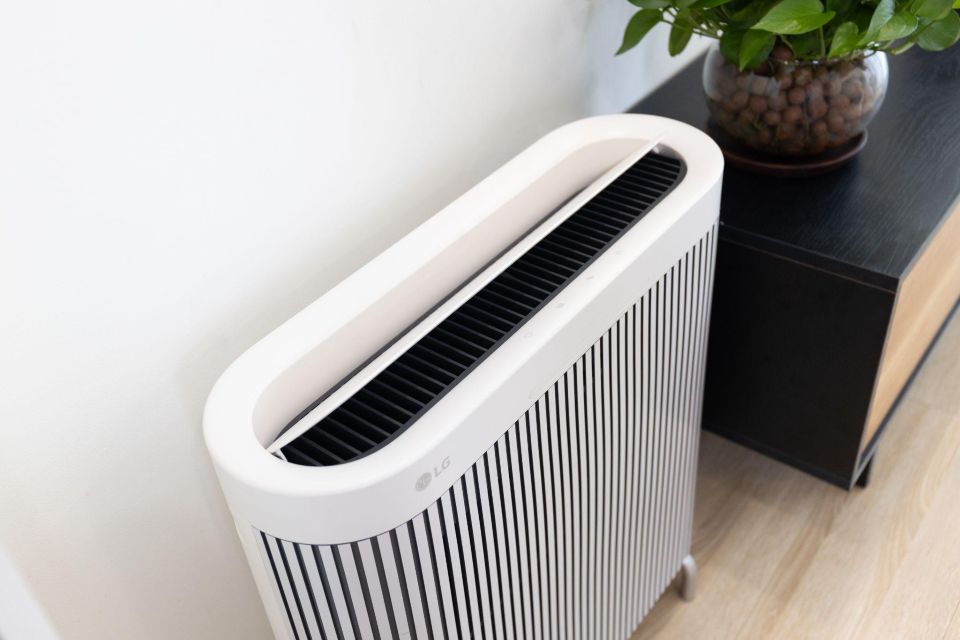 LG ra mắt PuriCare WallFit, máy lọc không khí thiết kế mỏng sát tường
