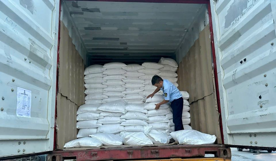 Khám phương tiện vận tải, phát hiện 26,5 tấn gạo nhập khẩu không có nhãn phụ