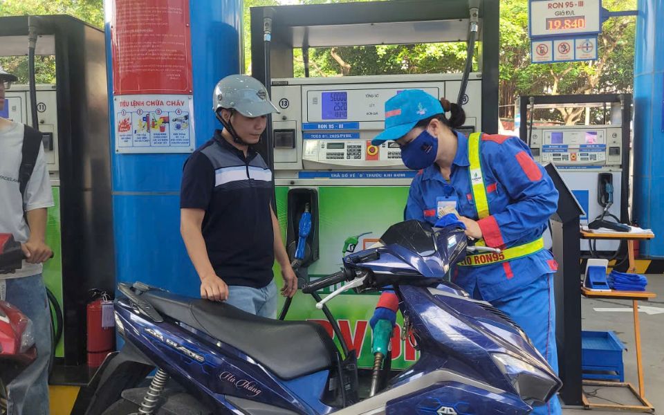 Giá xăng dầu đồng loạt tăng từ 15 giờ ngày 17/9