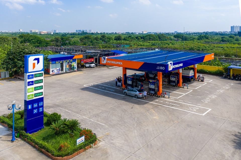 14 thương nhân đầu mối xăng dầu giảm 300-350 đồng/lít so với giá điều hành