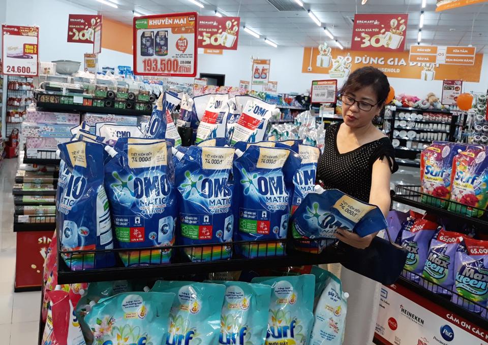 Người tiêu dùng mua hàng khuyến mại giảm giá tại siêu thị BRG Mart