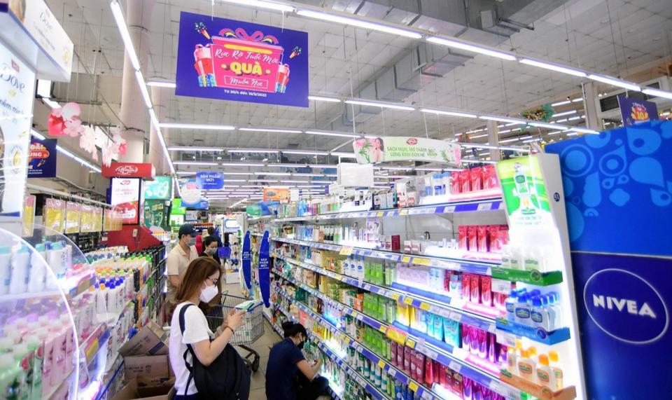 Người tiêu dùng mua hàng khuyến mại giảm giá tại siêu thị Co.op Mart