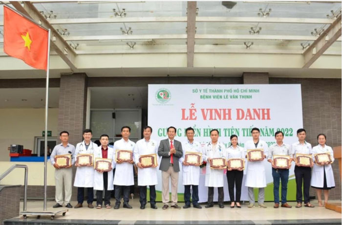BS.CKII Trần Văn Khanh, giám đốc bệnh viện Lê Văn Thịnh trao thư khen cho các cá nhân điển hình tiên tiến năm 2022