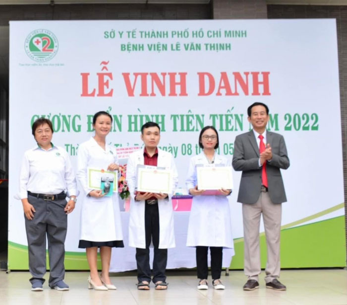 BS.CKII Trần Văn Khanh, giám đốc bệnh viện Lê Văn Thịnh và ông Nguyễn Thái Hòa trao giải Hội thi tìm hiểu về chuyển đổi số 