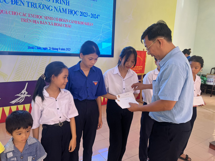 Tuổi trẻ Công an cửa khẩu Cảng HKQT Tân Sơn Nhất tặng học bổng ‘Em nuôi của Đoàn’