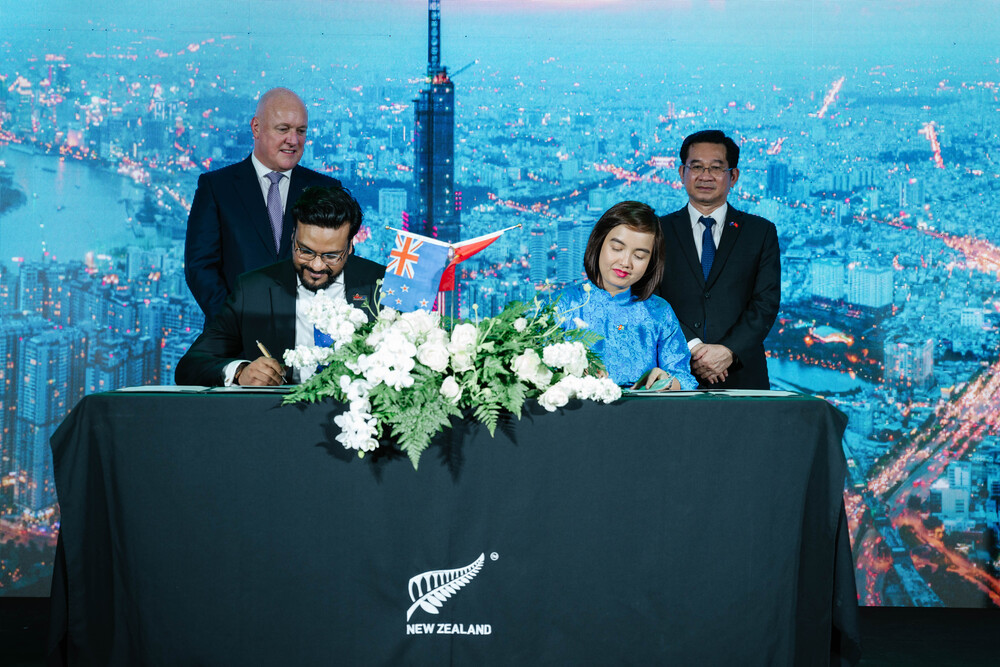 Lễ ký kết hợp tác chiến lược FPT Long Châu và Anlene (thuộc tập đoàn Fonterra tại New Zealand).