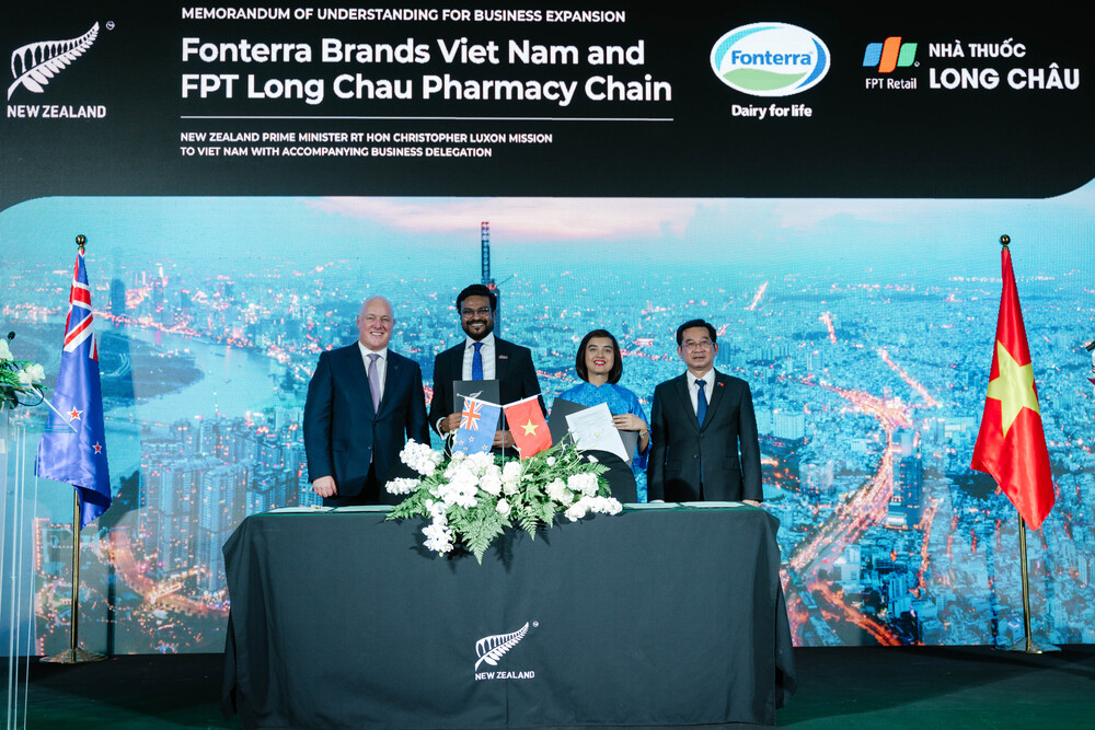 Lễ ký kết hợp tác chiến lược FPT Long Châu và Anlene (thuộc tập đoàn Fonterra tại New Zealand).