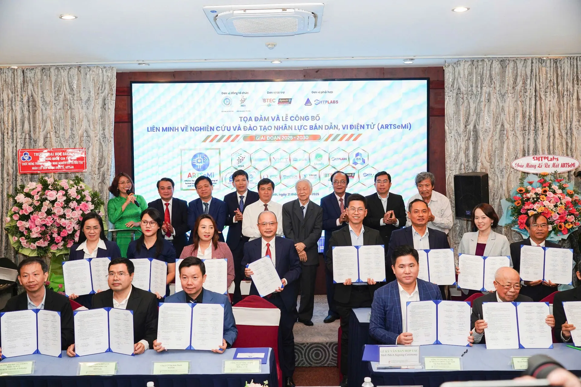 Các đơn vị đã ký kết thành lập Liên minh nghiên cứu và đào tạo nhân lực bán dẫn, điện tử (ARTSeMi), giai đoạn 2025 - 2030. Ảnh: Minh Hoàng