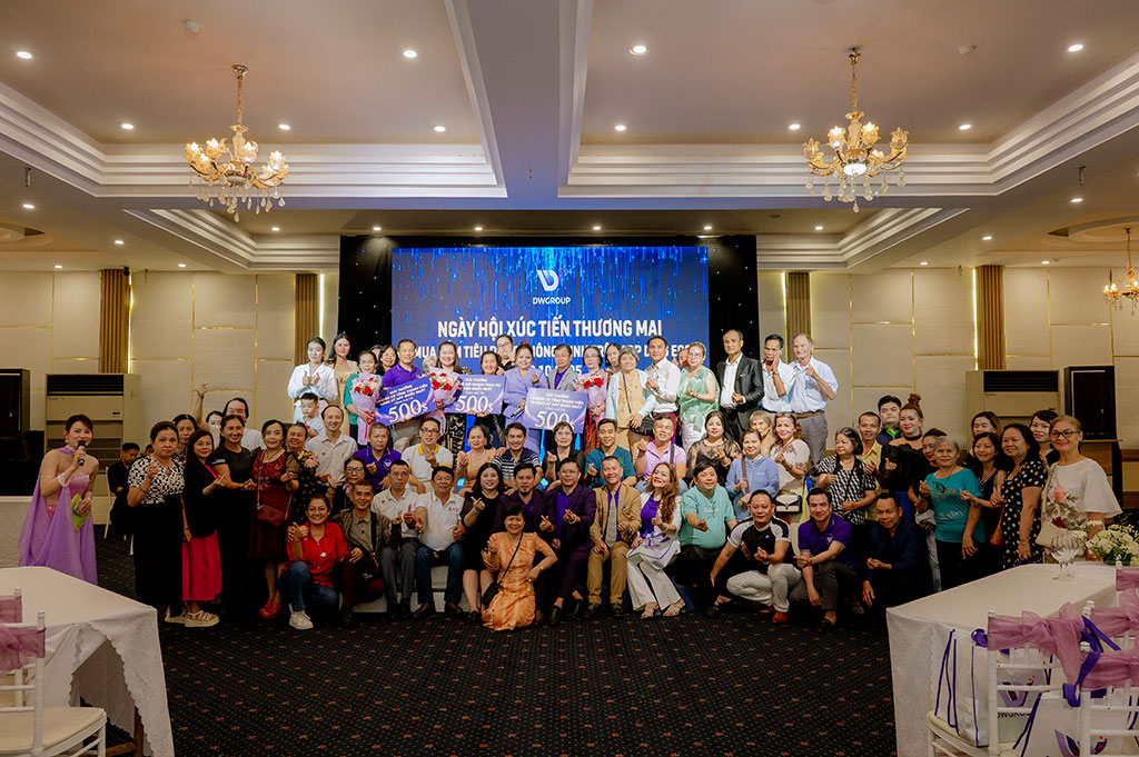 Lãnh đạo DWGroup, Nhà tài trợ cùng quý khách mời chụp ảnh lưu niệm tại sự kiện