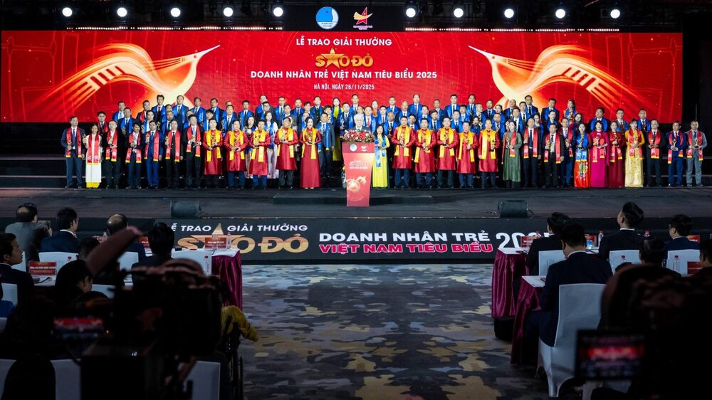 Ông Bùi Ngọc Quốc Hưng, Tổng Giám đốc Công ty cổ phần giải pháp CareerViet - CareerViet.vn, được vinh danh trong danh sách TOP 100 Doanh nhân trẻ Việt Nam tiêu biểu năm 2025