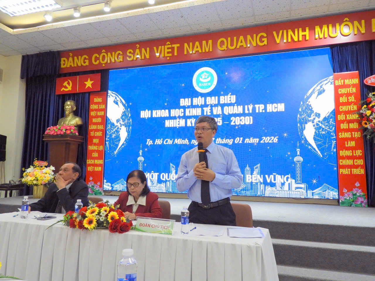 Phó Chủ tịch kiêm Tổng Thư ký Hội HASEM Bùi Hồng Quân phát biểu trước đại hội.