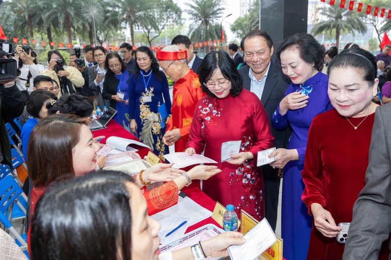 Chủ tịch Ủy ban Trung ương Mặt trận Tổ quốc (MTTQ) Việt Nam Bùi Thị Minh Hoài; Bí thư Trung ương Đảng, Phó Thủ tướng Chính phủ Phạm Thị Thanh Trà nhận phiếu bầu tại khu vực bỏ phiếu số 7, đơn vị bầu cử số 2 phường Xuân Đỉnh.