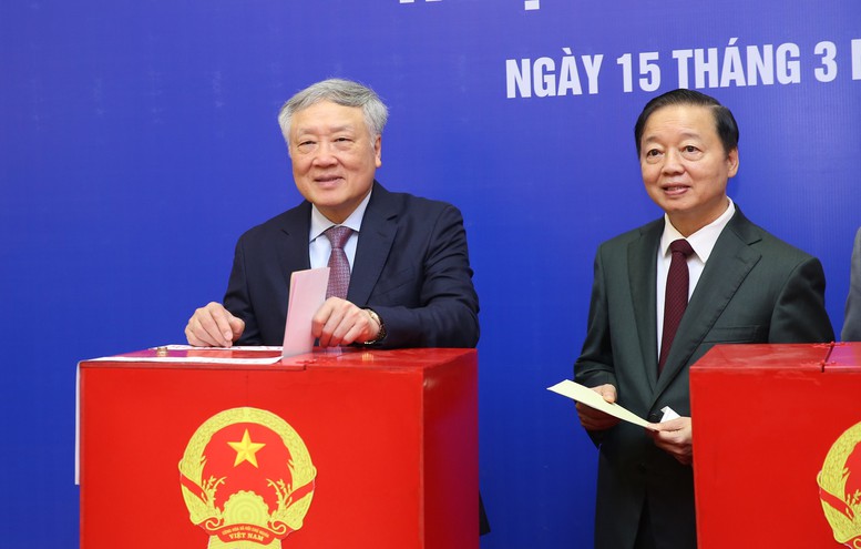 Chủ tịch Ủy ban Trung ương Mặt trận Tổ quốc (MTTQ) Việt Nam Bùi Thị Minh Hoài; Bí thư Trung ương Đảng, Phó Thủ tướng Chính phủ Phạm Thị Thanh Trà nhận phiếu bầu tại khu vực bỏ phiếu số 7, đơn vị bầu cử số 2 phường Xuân Đỉnh.