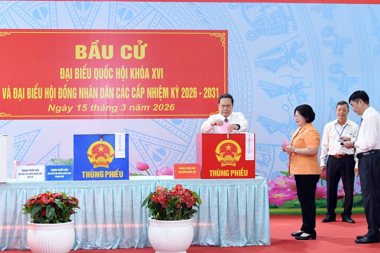 Chủ tịch Quốc hội Trần Thanh Mẫn, Chủ tịch Hội đồng Bầu cử quốc gia bỏ phiếu tại khu vực bỏ phiếu số 14, xã Hóc Môn, Thành phố Hồ Chí Minh - Ảnh: quochoi.vn