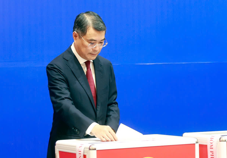 Ủy viên Bộ Chính trị, Bí thư Trung ương Đảng, Trưởng Ban Tổ chức Trung ương Lê Minh Hưng thực hiện quyền và nghĩa vụ công dân - Ảnh: VGP/Nhật Bắc