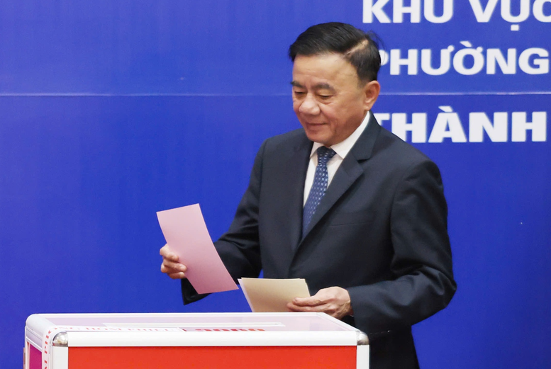 Ủy viên Bộ Chính trị, Thường trực Ban Bí thư Trần Cẩm Tú tham gia bỏ phiếu tại khu vực bỏ phiếu số 2, phường Ba Đình, Hà Nội - Ảnh: VGP/Nhật Bắc