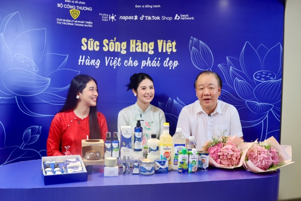 Cục trưởng Trần Hữu Linh, Hoa hậu Ngọc Hân livestream, chốt gần 500 đơn hàng Việt