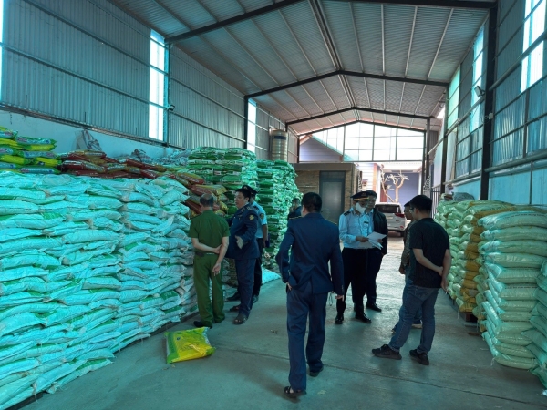 Chuyển hồ sơ truy cứu trách nhiệm hình sự đối tượng sản xuất gần 90 tấn phân bón giả 