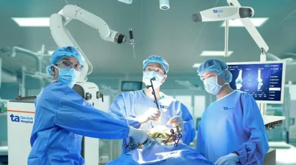 Lần đầu tiên, Việt Nam có robot AI thay khớp chủ động hoàn toàn