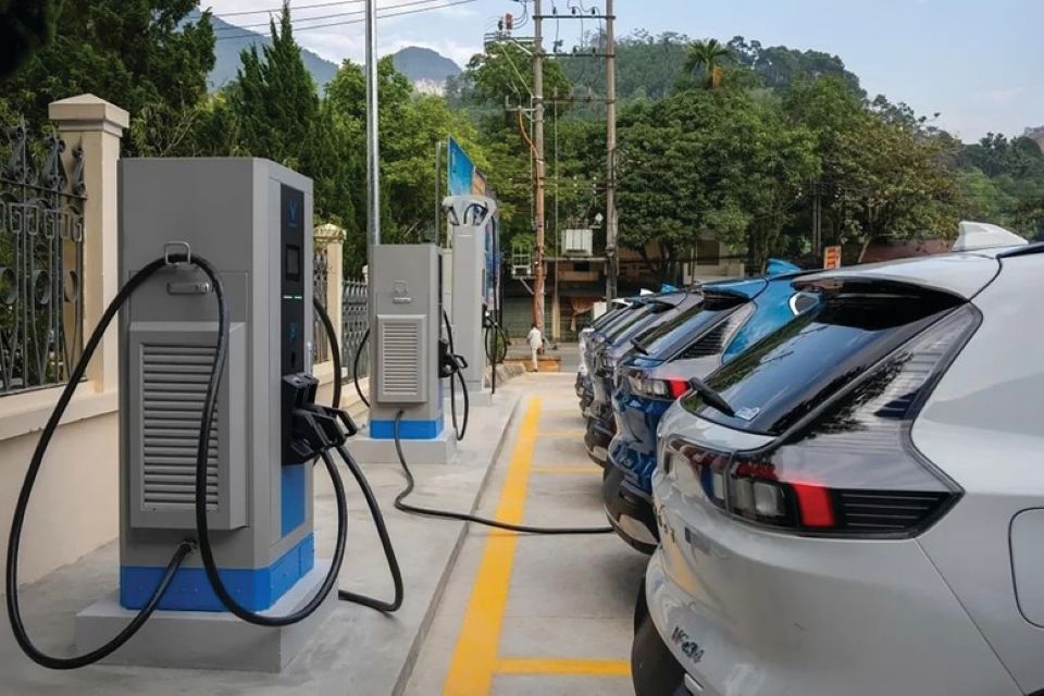 Khuyến khích đầu tư hạ tầng sạc xe điện trong đô thị