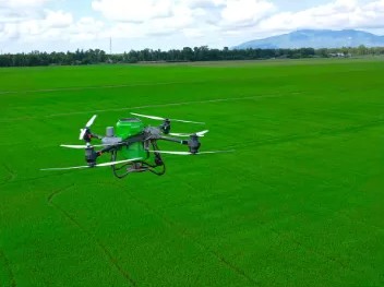 Bón Phân Phú Mỹ bằng Drone - Giải pháp tiết kiệm, an tâm cho mùa bội thu 