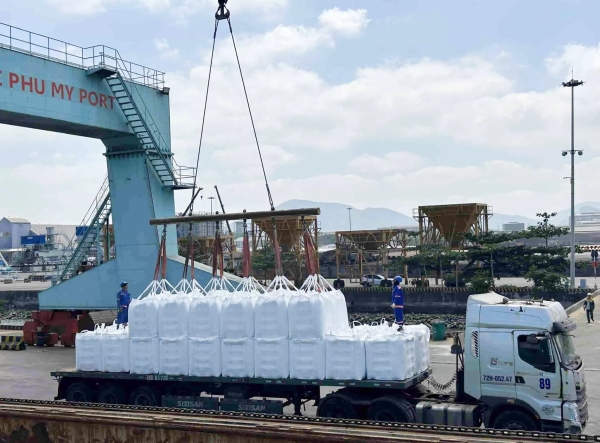 Tận dụng cơ hội giá tăng cao, Đạm Phú Mỹ (DPM) xuất khẩu 3.300 tấn ure kỹ thuật phục vụ xử lý khí thải động cơ diesel 