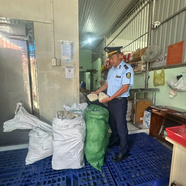 Kinh doanh thực phẩm không rõ nguồn gốc, một Công ty bị xử phạt 24 triệu đồng 