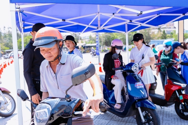 Định giá chớp nhoáng, trợ giá hấp dẫn: Người dân tấp nập mang xe xăng đổi lấy xe máy điện VinFast